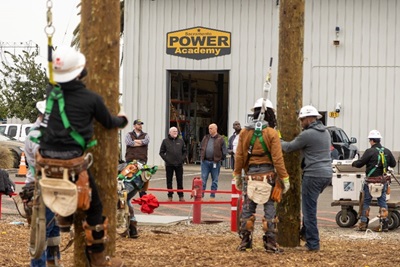 Учні в захисному спорядженні готуються до підйому на електричні опори в Академії енергетики Сакраменто.