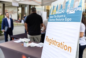 د پیرودونکي د نوم لیکنې د نښې سره د لیدو عکس