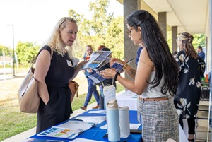 زموږ د ټولنو سره د نښلولو په وخت کې د 2 میرمنو عکس